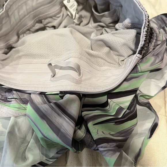 Lululemon Hotty Hot High-Rise Short Special Edition Paint Glide Warp Size 2 - Picture 10 of 13